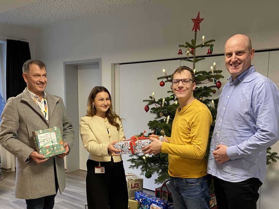 E.ON-Mitarbeitende überreichen die Geschenke ans Franz Sales Haus